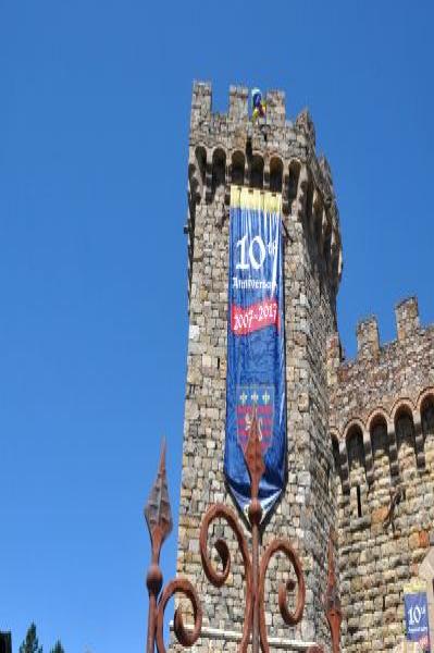 Castello Di Amorosa в Напа-Вэли: башня из камня и флаг 10-летия